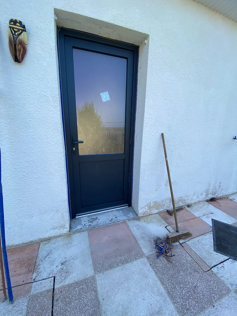 Porte anthracite à vitrage dépoli et soubassement plein posée dans la même ouverture